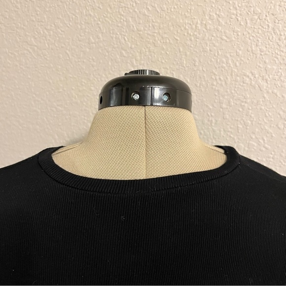 Womens Black semi cropped short sleeve with sunflower -size XS - Picture 3 of 4